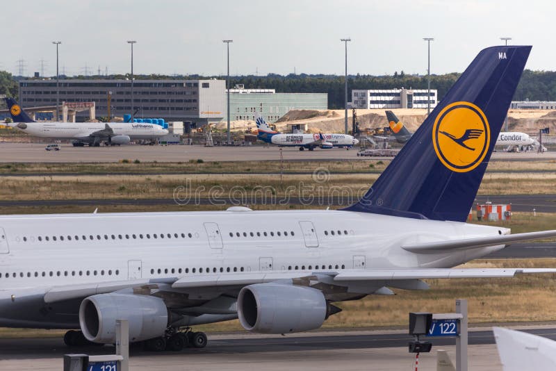 Frankfurt, hesse/Duitsland - 25 06 18: lufthansa vliegtuig bij de luchthaven Duitsland van Frankfurt royalty-vrije stock foto's Frankfurt, hesse/Duitsland - 25 06 18: lufthansa vliegtuig bij de luchthaven Duitsland van Frankfurt royalty-vrije stock foto's