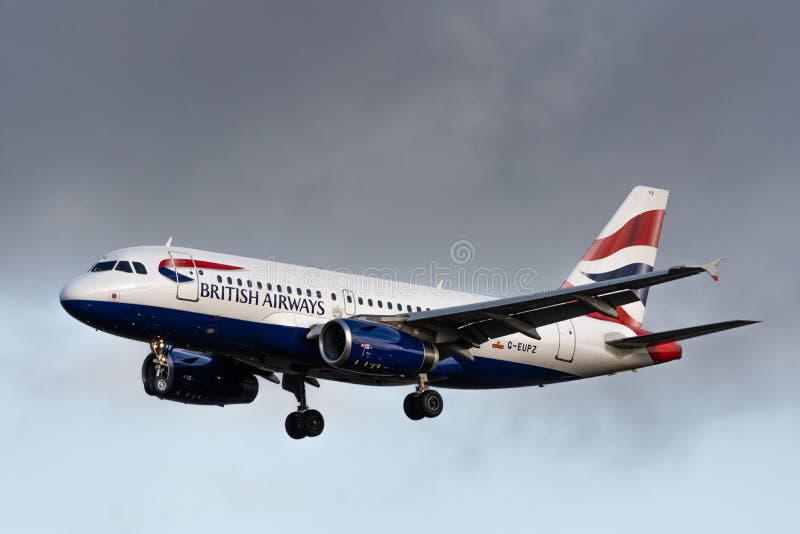 FRANKFURT, HESSEN - TYSKLAND - 23 december 2019 - Flygplan British Airways Airbus A319-100 G-EUPZ flyger till startbanan Kommissi royaltyfria bilder FRANKFURT, HESSEN - TYSKLAND - 23 december 2019 - Flygplan British Airways Airbus A319-100 G-EUPZ flyger till startbanan Kommissi royaltyfria bilder