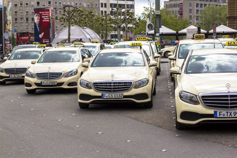 frankfurt magistrala Germany Hauptbahnhof, Kwiecień 28, 2019, taxi parking w Niemcy Frankfurt taxi są przeważnie Mercedez obraz stock frankfurt magistrala Germany Hauptbahnhof, Kwiecień 28, 2019, taxi parking w Niemcy Frankfurt taxi są przeważnie Mercedez obraz stock