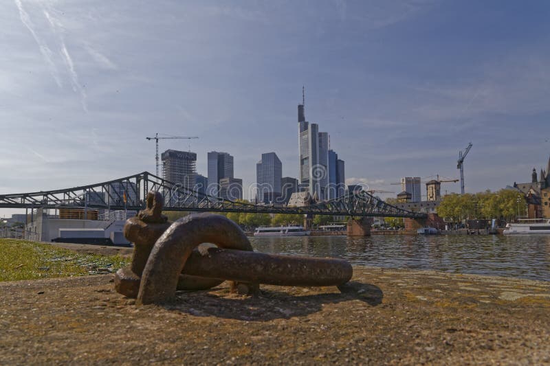 Frankfurt magistrala Niemcy. Frankfurt niemiecki miasto z historyczną i nowożytną architekturą przy Główną rzeką