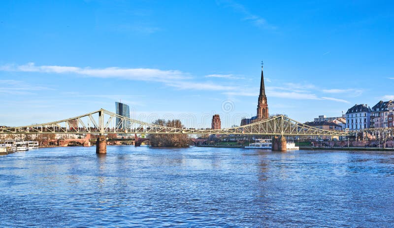 Frankfurt, Tyskland, 15 februari 2020: Vy över Eiserner Steg Bridge från floden royaltyfri fotografi Frankfurt, Tyskland, 15 februari 2020: Vy över Eiserner Steg Bridge från floden royaltyfri fotografi