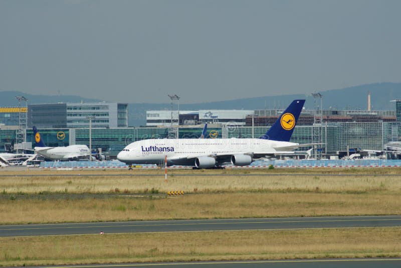 FRANKFURT TYSKLAND - JUNI 09., 2017: Lufthansa flygbuss A380 MSN 66 - D--AIMFflygplan som åker taxi på flygplatsen A380 är royaltyfria foton FRANKFURT TYSKLAND - JUNI 09., 2017: Lufthansa flygbuss A380 MSN 66 - D--AIMFflygplan som åker taxi på flygplatsen A380 är royaltyfria foton