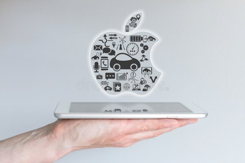 Frankfurt Tyskland - Oktober 25, 2015: Hållande iPadminnestavla för manlig hand med det iCar begreppet av Apple vektor illustrationer Frankfurt Tyskland - Oktober 25, 2015: Hållande iPadminnestavla för manlig hand med det iCar begreppet av Apple vektor illustrationer