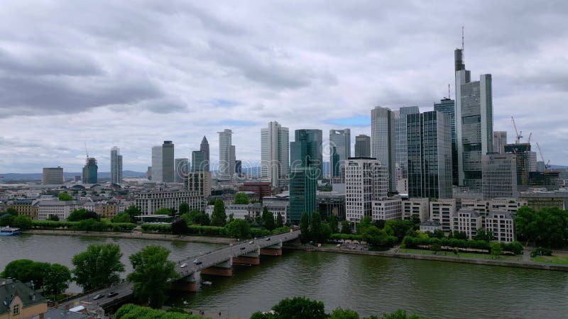Frankfurter Skyline mit Finanzbezirk am Abend Frankfurt am Main 10. Juli 2022 stock video footage