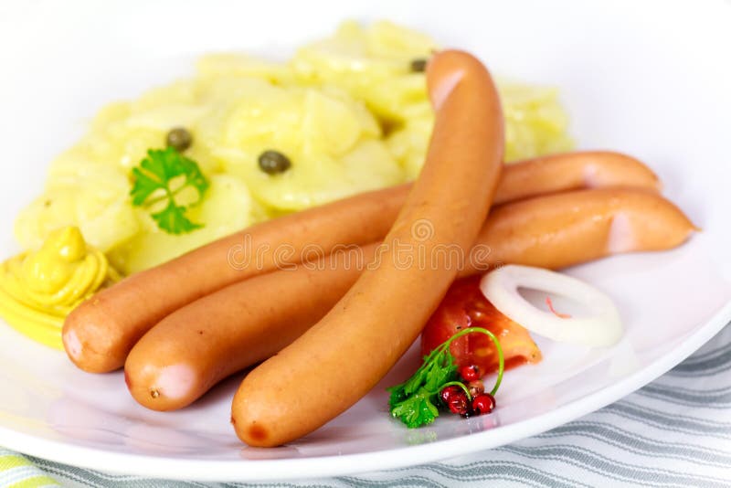 Frisches gekochtes Frankfurter Würstchen mit Senf, Kartoffel