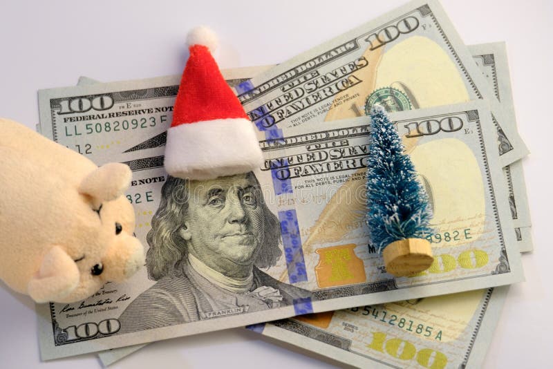 Franklin op honderd dollars, een zacht biggetje, een Kerstboom en een Santa Claus-hoed Hoeveel geld doet besteden Amerikanen aan royalty-vrije stock foto's Franklin op honderd dollars, een zacht biggetje, een Kerstboom en een Santa Claus-hoed Hoeveel geld doet besteden Amerikanen aan royalty-vrije stock foto's