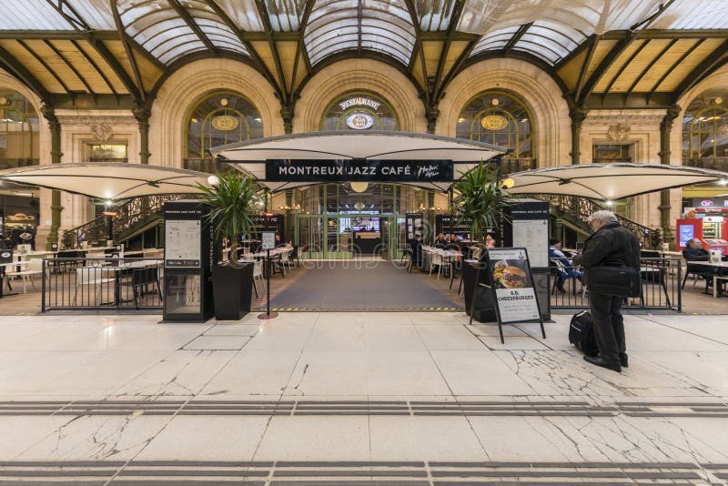 Frankrijk, Parijs, Gare de Lyon, Januari 2019: De koffie van de Montreuxjazz en het restaurant van Le Train BLEU stock foto's Frankrijk, Parijs, Gare de Lyon, Januari 2019: De koffie van de Montreuxjazz en het restaurant van Le Train BLEU stock foto's