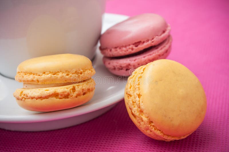 Franse macaronsgebakje en kop van coffeee stock afbeeldingen Franse macaronsgebakje en kop van coffeee stock afbeeldingen