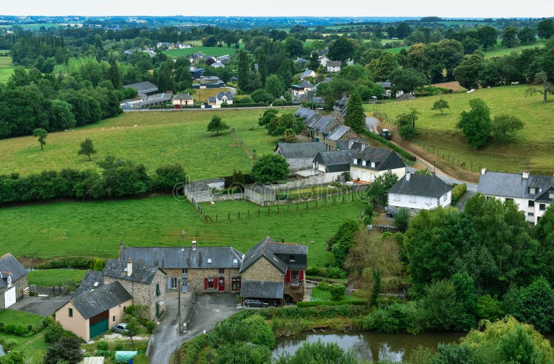 Franse typische het plattelandshuizen van Bretagne Steen builts en leidaken, in een groen milieu royalty-vrije stock afbeeldingen Franse typische het plattelandshuizen van Bretagne Steen builts en leidaken, in een groen milieu royalty-vrije stock afbeeldingen