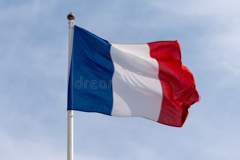 Franse vlag die van Frankrijk over bewolkte blauwe hemel blauwe witte rode kleuren golven royalty-vrije stock fotografie Franse vlag die van Frankrijk over bewolkte blauwe hemel blauwe witte rode kleuren golven royalty-vrije stock fotografie