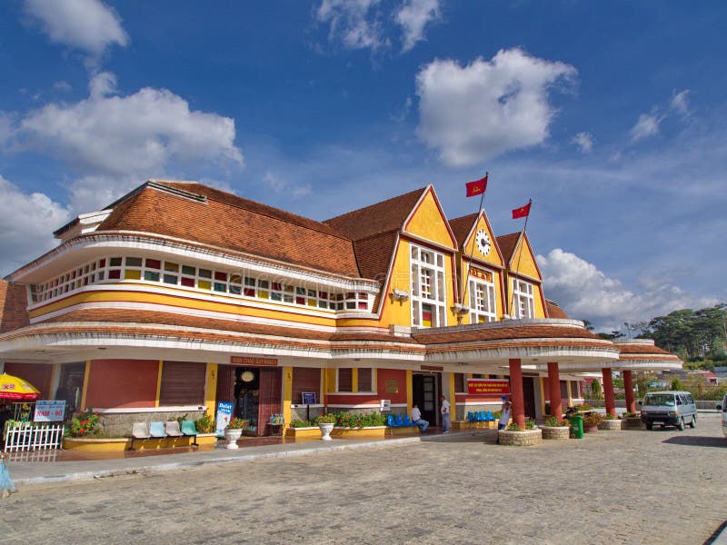 Fransk kolonial stiljärnvägsstation i Da-Latstad Lopp in royaltyfri fotografi Fransk kolonial stiljärnvägsstation i Da-Latstad Lopp in royaltyfri fotografi