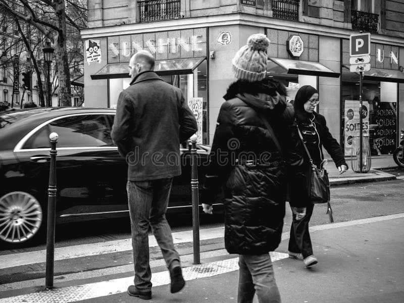 Fransk man- och kvinnligkorsning gata framme av Mercedes - Ben royaltyfri foto Fransk man- och kvinnligkorsning gata framme av Mercedes - Ben royaltyfri foto