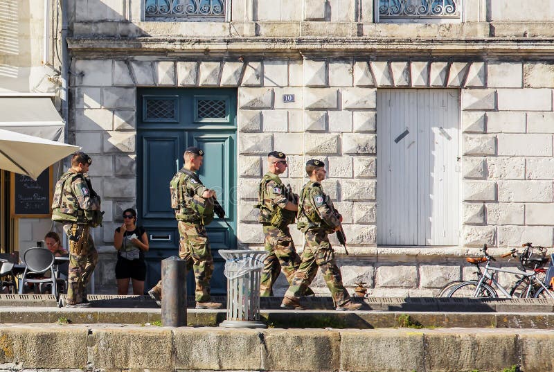 Fransk militär patrull som förstärker den Vigipirate anti--terroristen arkivfoto Fransk militär patrull som förstärker den Vigipirate anti--terroristen arkivfoto