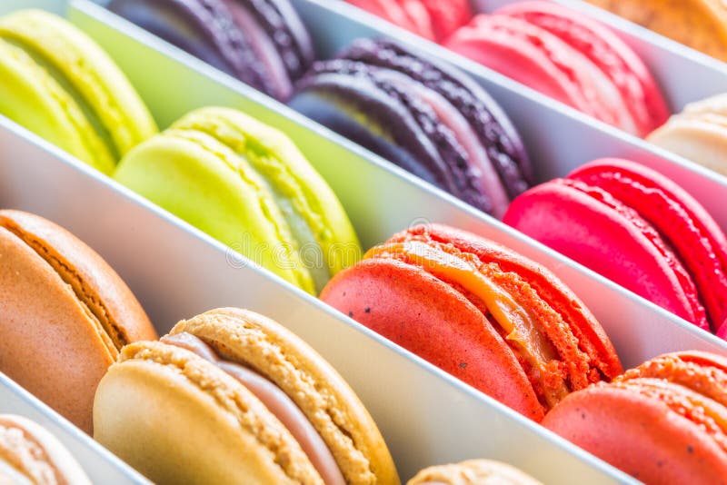 Franska färgrika macarons royaltyfria bilder