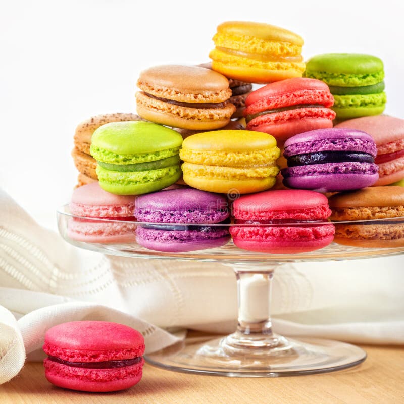 Franska färgrika macarons i en glass kaka står royaltyfri foto