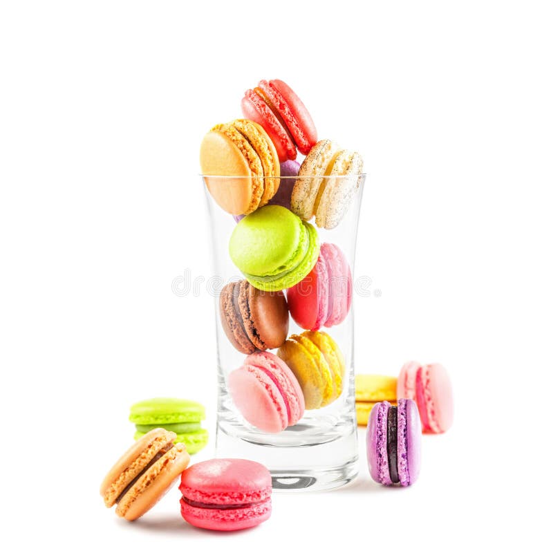 Franska färgrika macarons i ett exponeringsglas arkivfoton