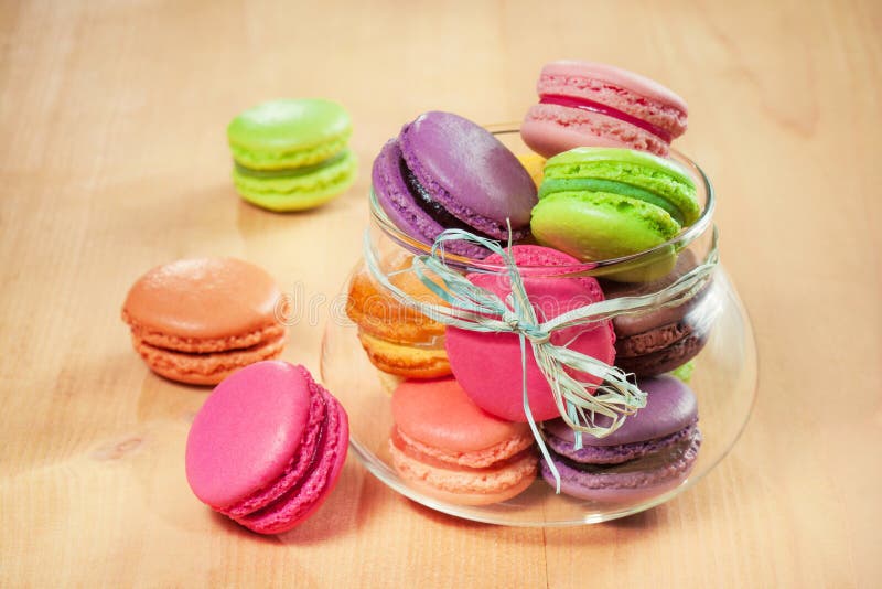 Franska färgrika macarons i ett exponeringsglas royaltyfria foton