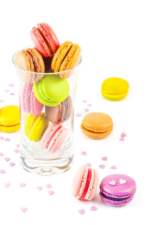Franska färgrika macarons i ett exponeringsglas arkivbild