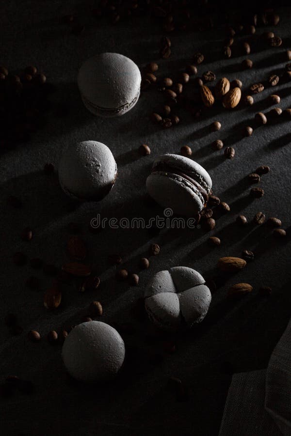 Franska makron som isoleras med kaffebönor Selektivt fokusera makron i mörk sida H?rliga makron stilfullt arkivfoto Franska makron som isoleras med kaffebönor Selektivt fokusera makron i mörk sida H?rliga makron stilfullt arkivfoto