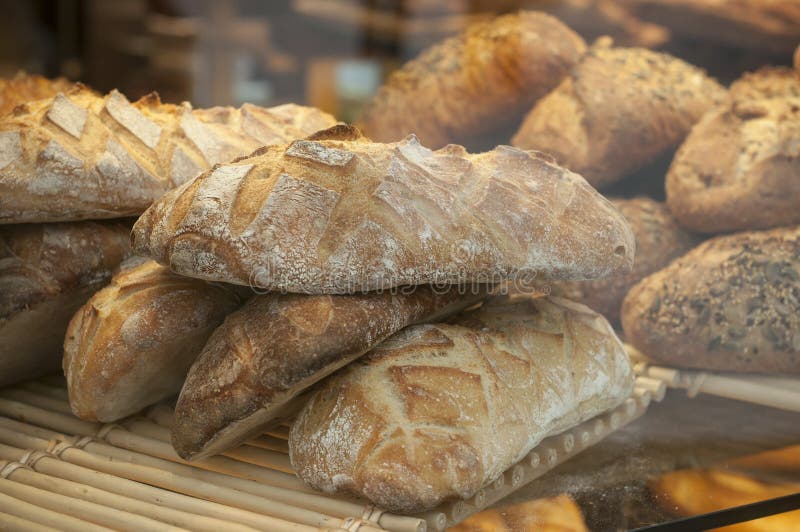 Franska traditionella bröd i bageri royaltyfri foto Franska traditionella bröd i bageri royaltyfri foto