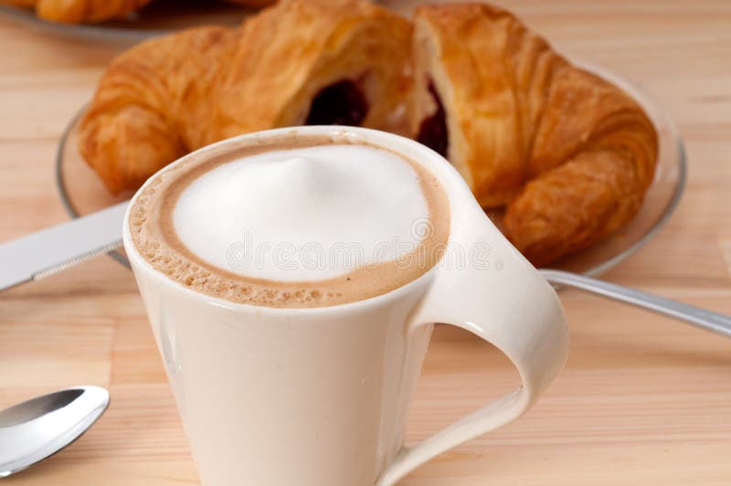 Französische Brioche Und Kaffee Des Frischen Hörnchens Stockfoto - Bild ...