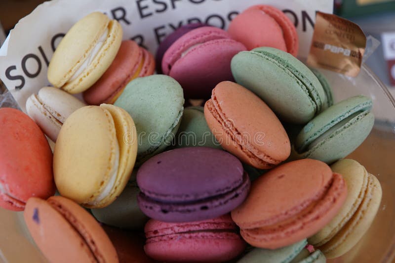 Französische macarons stockbild. Bild von glück, liebhaberei - 95884925