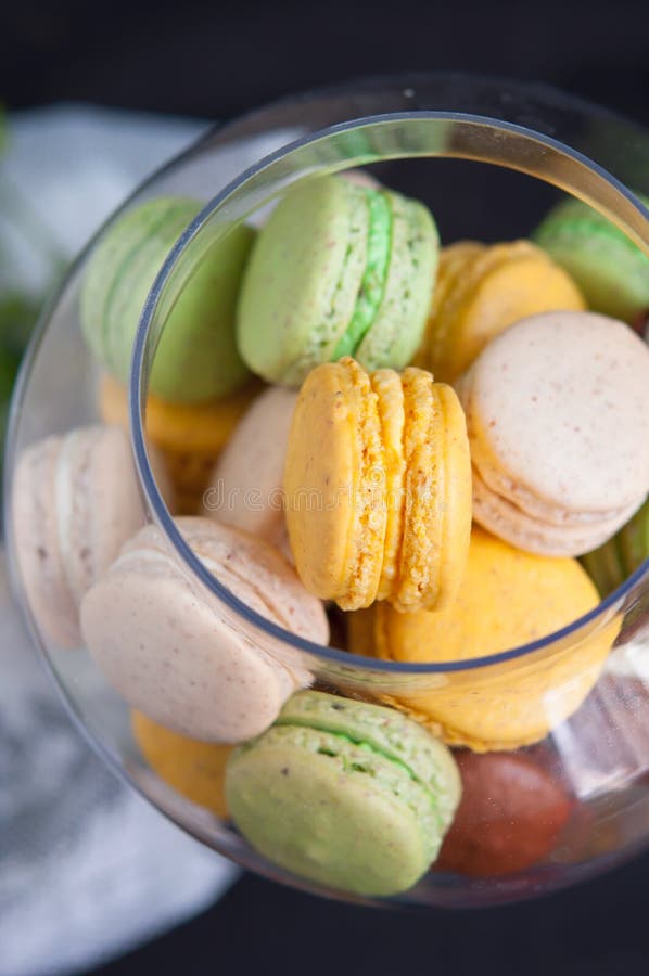 Französische Macarons in Den Glasschüsseln Stockbild - Bild von blau ...