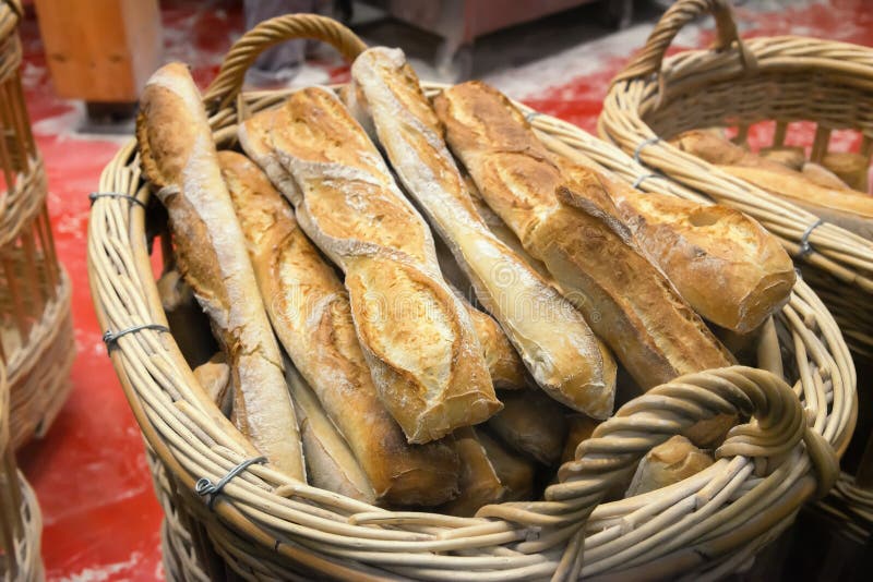 Die Baguettes Sind Im Korb Und Die Rollen Sind Auf Dem Tisch Auf ...