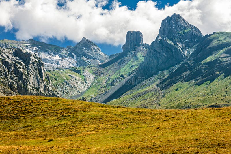Franzose-Pyrenäen-Strecke der Spitzen stockfotos Franzose-Pyrenäen-Strecke der Spitzen stockfotos