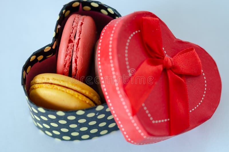 Französische Makronen sind in einer Geschenkbox, Valentinstag, lizenzfreie stockfotos Französische Makronen sind in einer Geschenkbox, Valentinstag, lizenzfreie stockfotos
