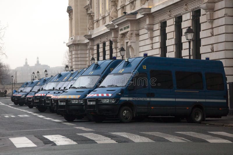 Französische Polizeiaufgebote Gendarmeriepackwagen, die in der Linie nahe ihren Hauptsitzen im Stadtzentrum gelegenes Paris warte lizenzfreie stockfotos Französische Polizeiaufgebote Gendarmeriepackwagen, die in der Linie nahe ihren Hauptsitzen im Stadtzentrum gelegenes Paris warte lizenzfreie stockfotos