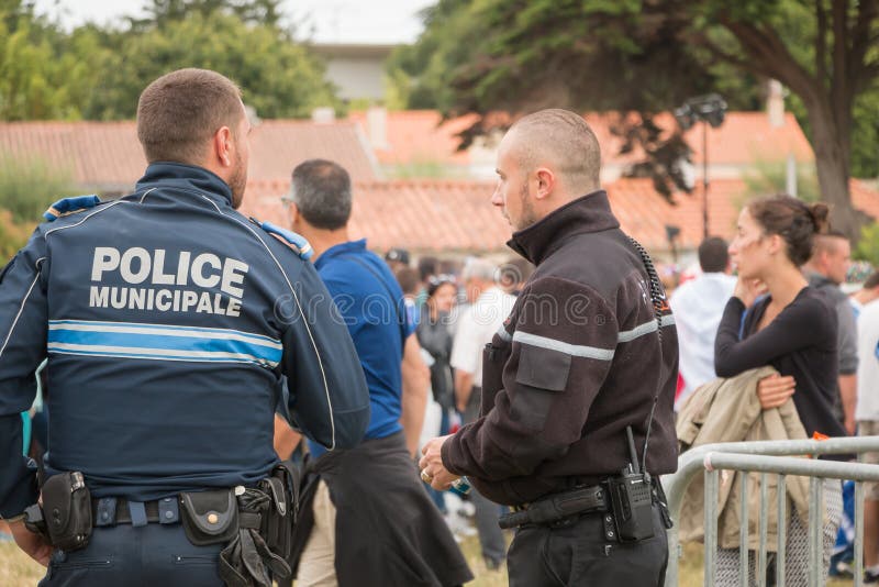 Französische städtische Polizei, welche die Öffentlichkeit überwacht