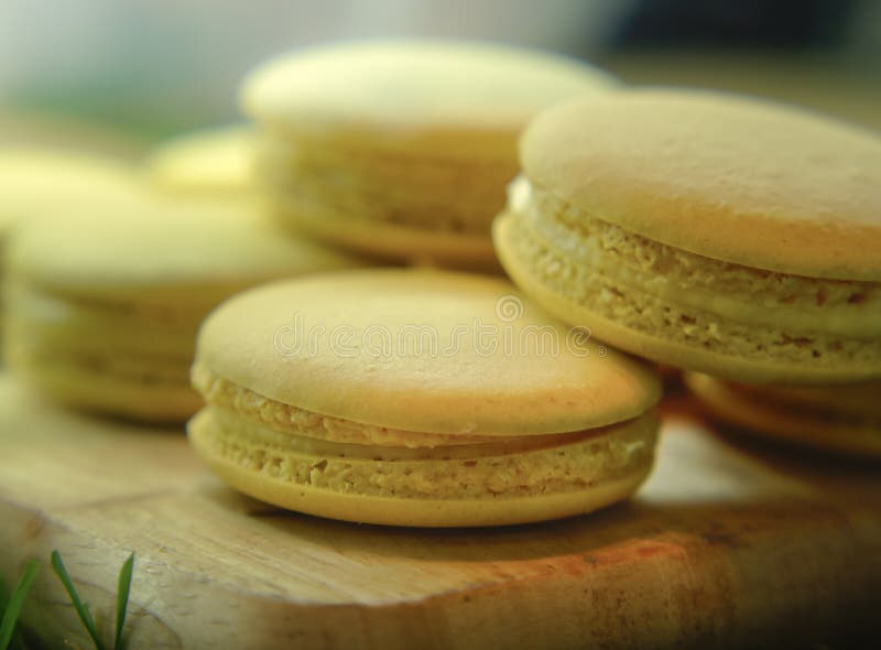 Französischer Lemon Macaroons, süßer Gelber Mandelmönch-Macaron oder französischer Süßkoch stockfoto Französischer Lemon Macaroons, süßer Gelber Mandelmönch-Macaron oder französischer Süßkoch stockfoto