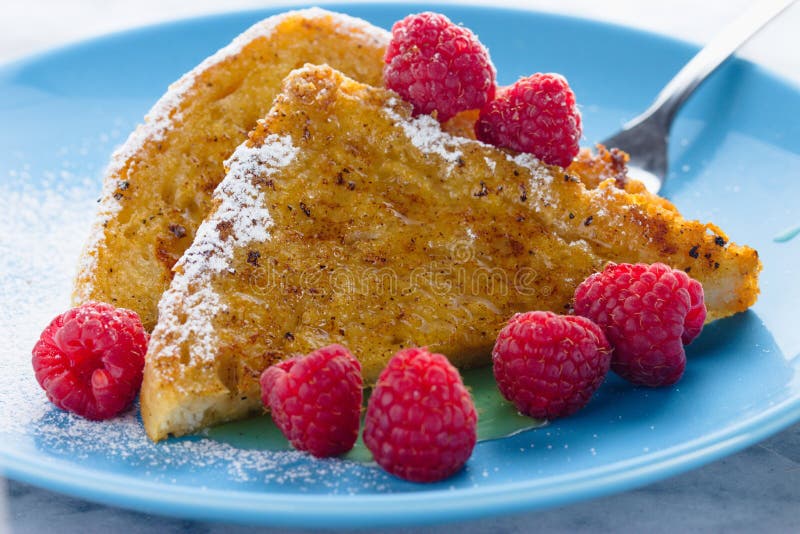 Französischer Toast mit Honig, Zucker und Himbeeren lizenzfreie stockfotos Französischer Toast mit Honig, Zucker und Himbeeren lizenzfreie stockfotos