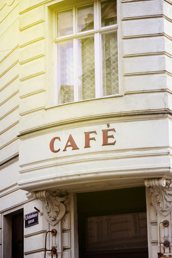 Französisches Café in Wien an einem sonnigen Tag lizenzfreie stockfotografie Französisches Café in Wien an einem sonnigen Tag lizenzfreie stockfotografie