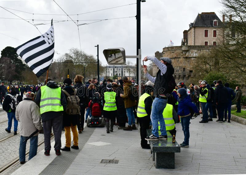 França, Nantes - 9 de fevereiro de 2019: Ação do protesto ‘das vestes amarelas no Allée du Porto Maillard imagens de stock França, Nantes - 9 de fevereiro de 2019: Ação do protesto ‘das vestes amarelas no Allée du Porto Maillard imagens de stock