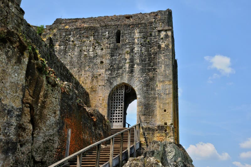 França, castelo pitoresco de Commarque em Dordogne foto de stock França, castelo pitoresco de Commarque em Dordogne foto de stock