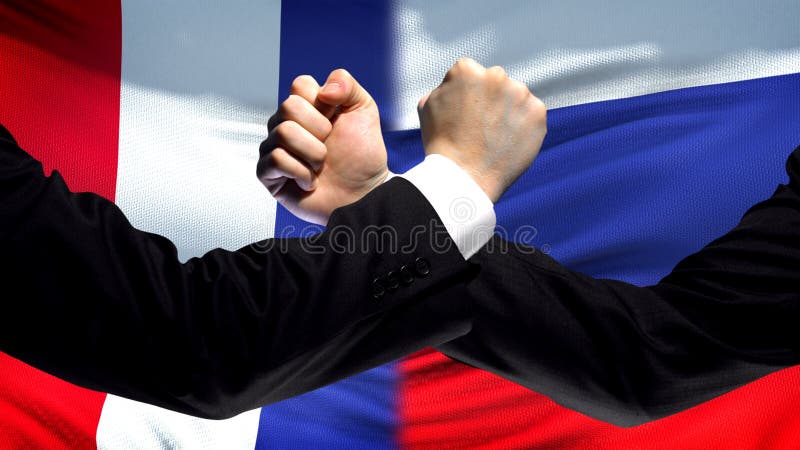 França contra a confrontação de Rússia, desacordo dos países, punhos no fundo da bandeira imagem de stock França contra a confrontação de Rússia, desacordo dos países, punhos no fundo da bandeira imagem de stock