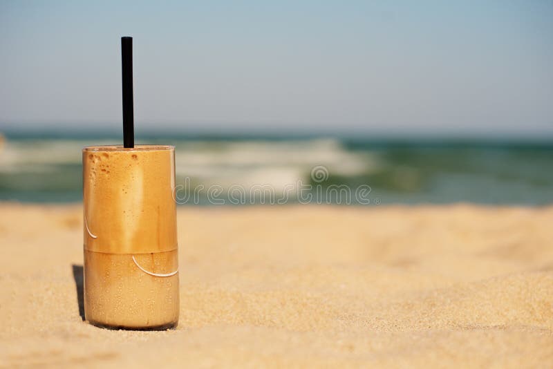 Frappe, кофе льда на пляже Лето заморозило кофе & x28; frappuccino, frappe или latte& x29; в высокорослом стекле стоковое фото