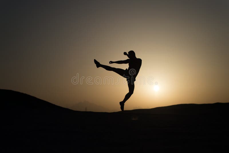 Frappez votre but Saut de mouvement d'homme de silhouette devant le fond de ciel de coucher du soleil Motivation quotidienne Styl photo stock Frappez votre but Saut de mouvement d'homme de silhouette devant le fond de ciel de coucher du soleil Motivation quotidienne Styl photo stock