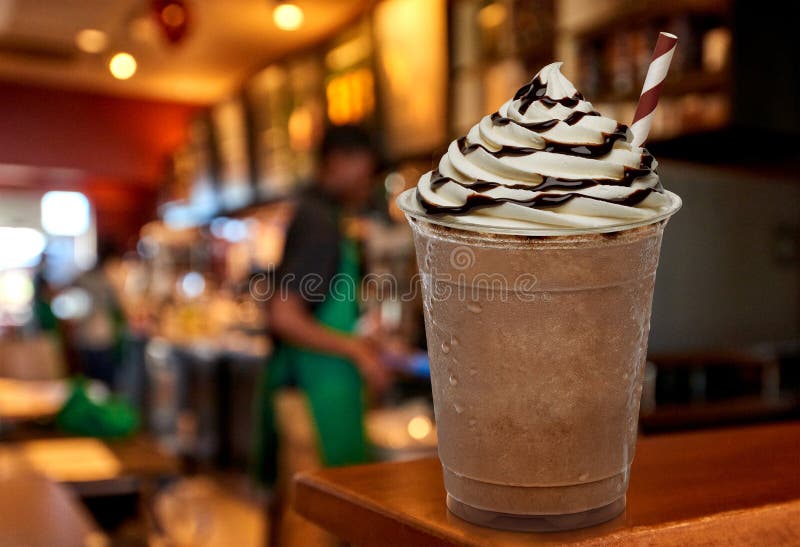 Frappuccino eller med is kaffe på trätabellen royaltyfria bilder
