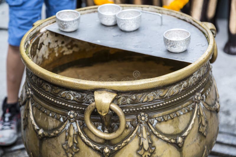 Frasco da água do spirite para povos no condado de Erawan imagens de stock Frasco da água do spirite para povos no condado de Erawan imagens de stock