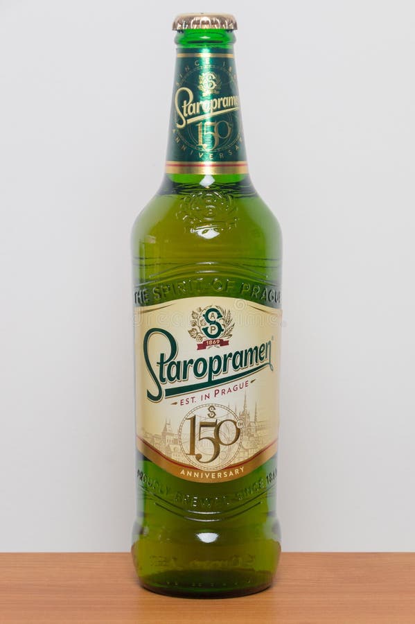 Frasco de cerveza Staropramen La fábrica de cerveza Staropramen es la segunda fábrica de cerveza más grande de la República Checa fotografía de archivo Frasco de cerveza Staropramen La fábrica de cerveza Staropramen es la segunda fábrica de cerveza más grande de la República Checa fotografía de archivo