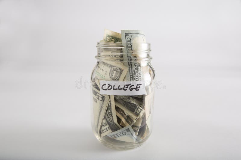 Frasco de pedreiro com dinheiro para a faculdade fotografia de stock Frasco de pedreiro com dinheiro para a faculdade fotografia de stock