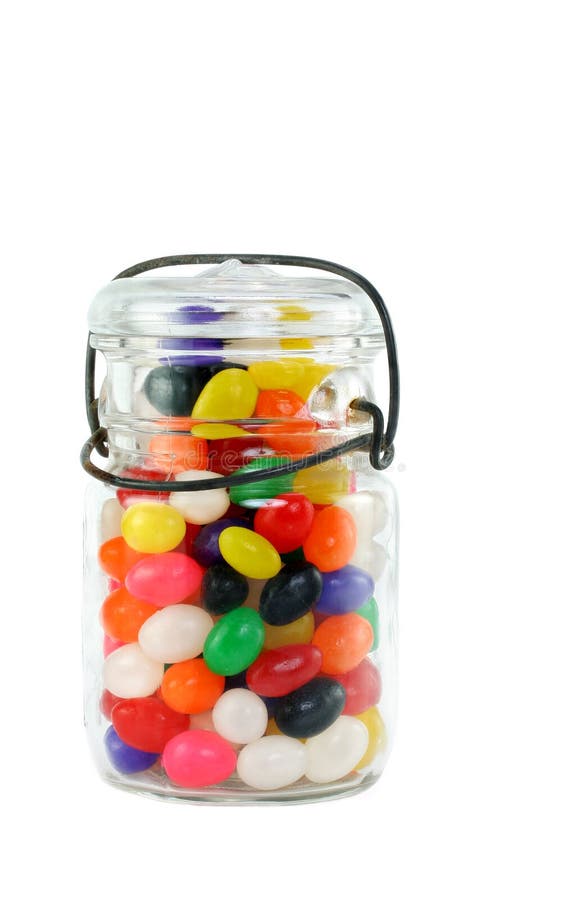 Frasco de pedreiro de feijões de geléia no branco imagens de stock Frasco de pedreiro de feijões de geléia no branco imagens de stock