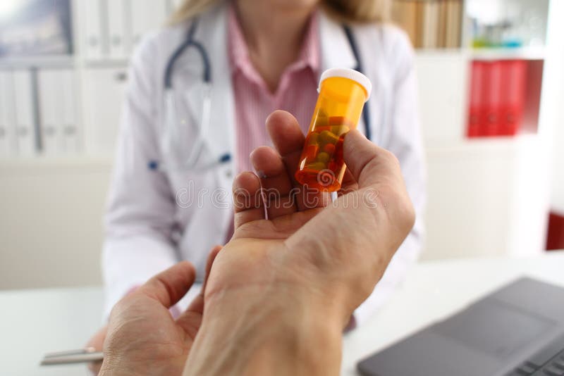 Frasco masculino da posse da m?o do doutor da medicina dos comprimidos fotografia de stock Frasco masculino da posse da m?o do doutor da medicina dos comprimidos fotografia de stock