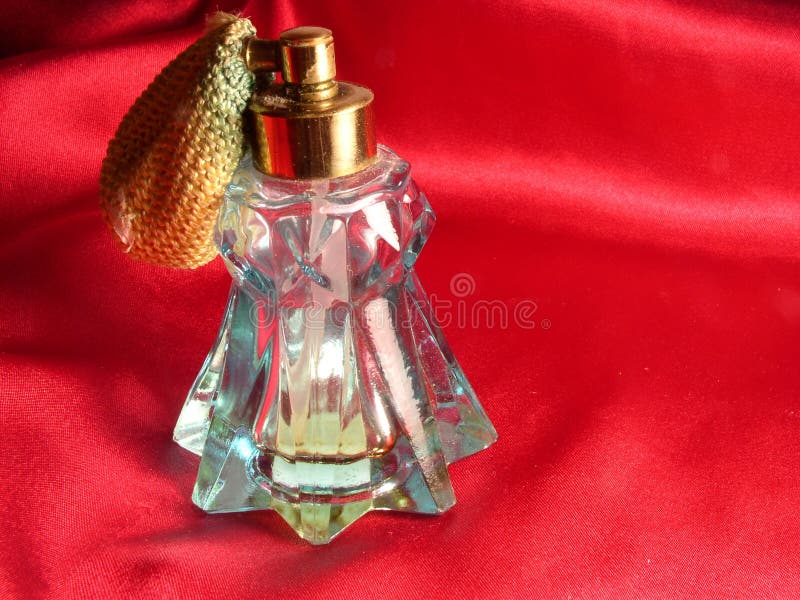 Frasco vermelho do cetim e de perfume imagem de stock royalty free Frasco vermelho do cetim e de perfume imagem de stock royalty free