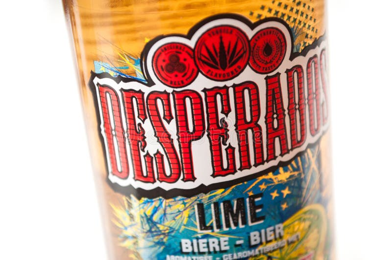 Garrafas De Cerveja De Desperados No Balde Com Gelo Esmagado