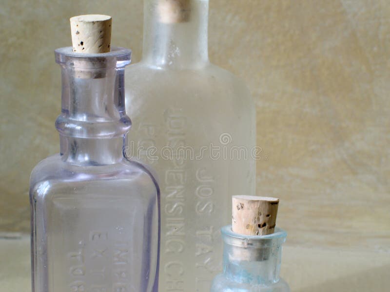 Frascos De Vidro Antigos Com Especiarias E Perfumes Numa Prateleira  Retrógrada Antiga Foto de Stock - Imagem de retro, aromaterapia: 167761614
