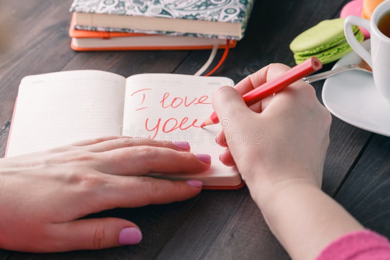 Frase sobre el amor escrito en cuaderno Concepto del día de tarjetas del día de San Valentín imagen de archivo libre de regalías Frase sobre el amor escrito en cuaderno Concepto del día de tarjetas del día de San Valentín imagen de archivo libre de regalías